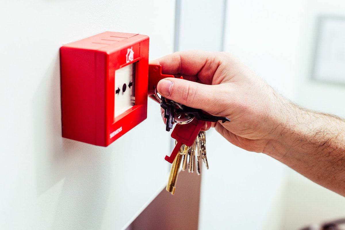 De huidige Coronacrisis bemoeilijkt het plegen van onderhoud aan brandmeldinstallaties. Toch is het wettelijk verplicht om gecertificeerde installaties periodiek te onderhouden. De Vos Groep pleegt onderhoud op vaste en afgesproken tijden.