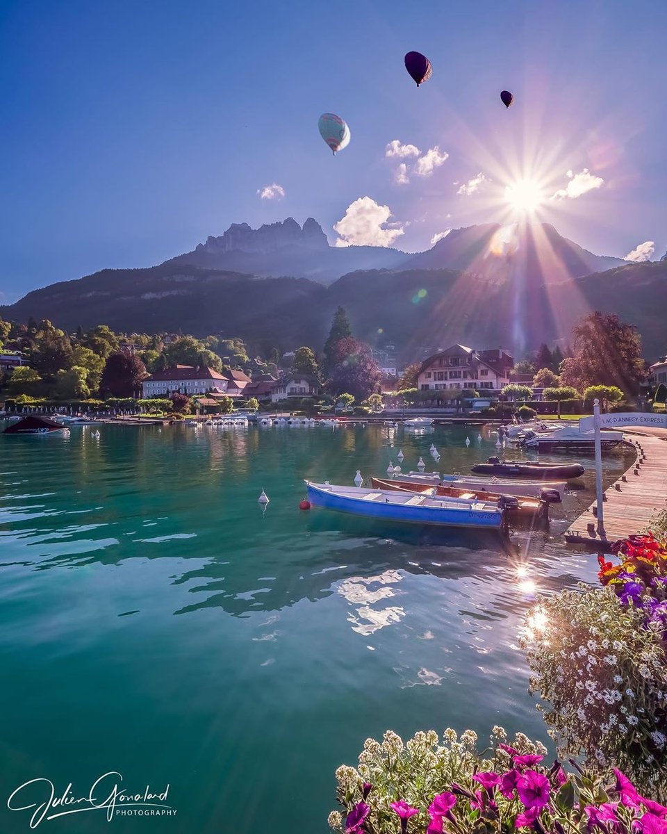 SavoieMontBlanc's tweet photo. ✨ PARADIS : nom masculin qui désigne un lieu enchanteur... une définition parfaite pour la baie de #Talloires ! 🤩 #savoiemontblanc
📸 https://t.co/1ysMsOfI3N https://t.co/ExL21vXbIN