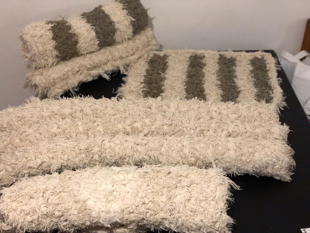 Rollos para la puerta y alfombras tejidos a crochet. #PuertoMadryn  #lamaslinda  #ventasartesanales #creacionespropias