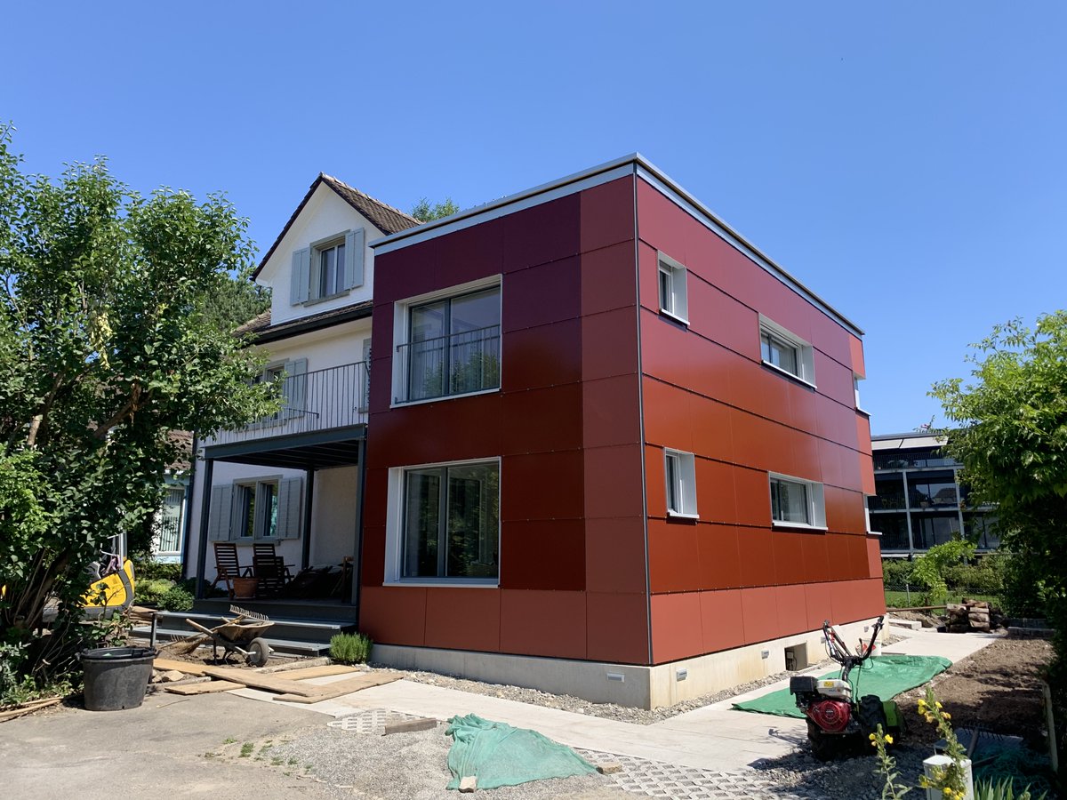 SmartEnergyLink's tweet image. Dieses Gebäude mit roter Fassade und integrierter PV-Anlage steht am Zelgliweg in Nänikon. Das intelligente System von SEL optimiert den #Eigenverbrauch des selbst produzierten Stroms durch Steuerung der Wärmepumpe, der Waschmaschine und des Tumblers.
#energiepioniere