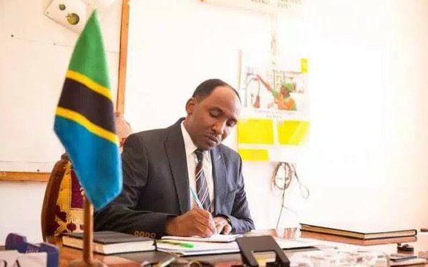 tv_a24's tweet photo. Rais Dkt @MagufuliJP amemhamisha kituo cha kazi Mkuu wa Wilaya ya Handeni, mkoani Tanga, Godwin Gondwe ambaye sasa anakuwa Mkuu wa Wilaya ya Temeke mkoani Dar es Salaam. Gondwe anachukua nafasi ya Felix Jackson Lyaniva ambaye amestaafu.Nafasi ya Gondwe inajazwa na Toba Nguvila. https://t.co/q9Hgd1CpXe