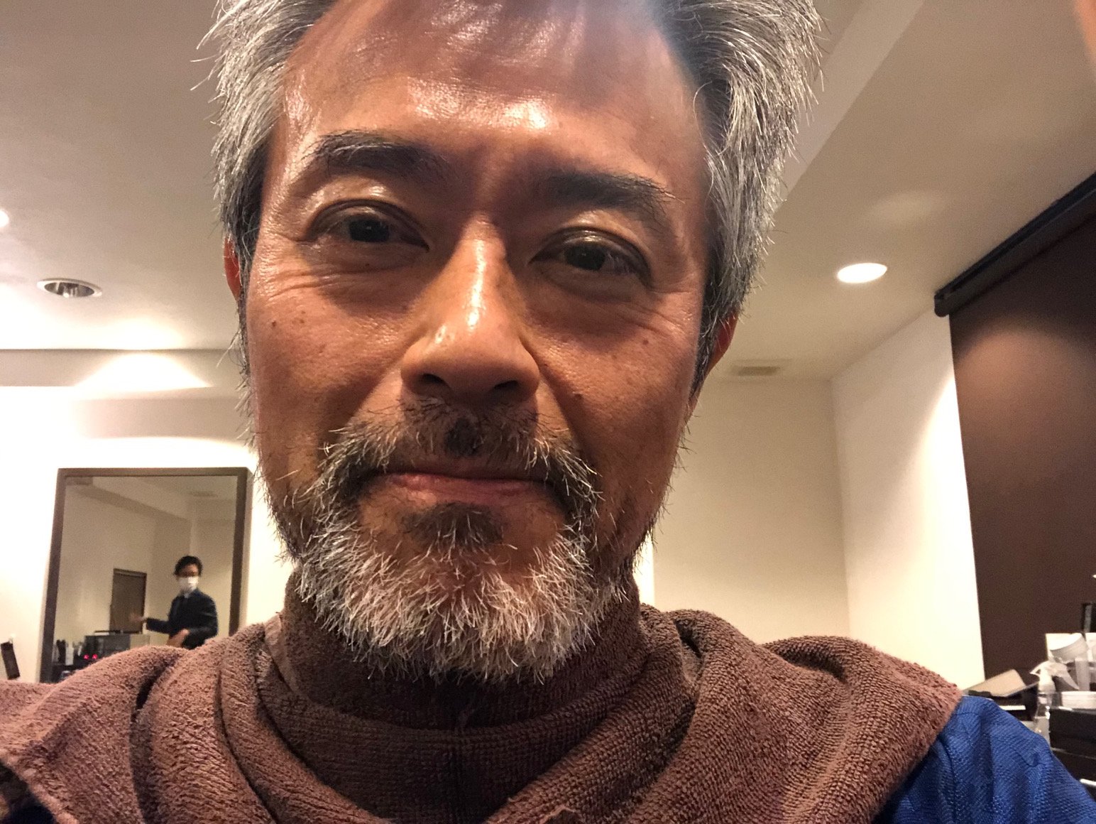相澤冬樹 リアル徒然草 配信中 白髪 ぼかし しませんか うっすら黒くなるだけですから と言うのでやったら めっちゃ黒くなった まあ 髪は自由の象徴 ですから 目尻のしわがなくなったように見えるのは表情の問題でしょう それと 髭の有無が