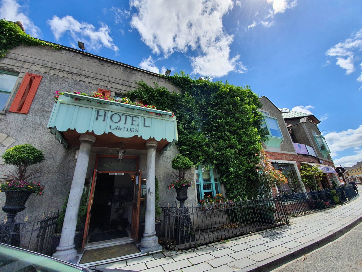 LawlorsNaas's tweet image. Open for Lunch from 12.30 -3.00pm Temp scanner in the lobby, hand sanitizer throughout,  one-way system and social.distancing, all of our team wear masks. Keeping things #simpleandsafe #samelawlorswarmwelcome to book call 045906444 or online lawlors.ie