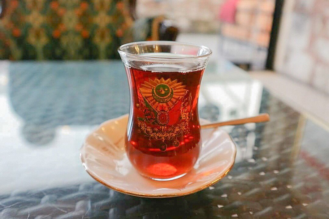 【海外の飲み物紹介】

トルコのターキッシュティー🇹🇷

トルコはお茶の文化が有名です！トルコ語では紅茶を「チャイ（çay ）」と言います。
トルコのチャイはスパイスやミルクを入れないのが特徴。

街を歩いていると１日に何十杯もご馳走してもらうほど、たくさん紅茶でもてなしてもらえました😌🌷
