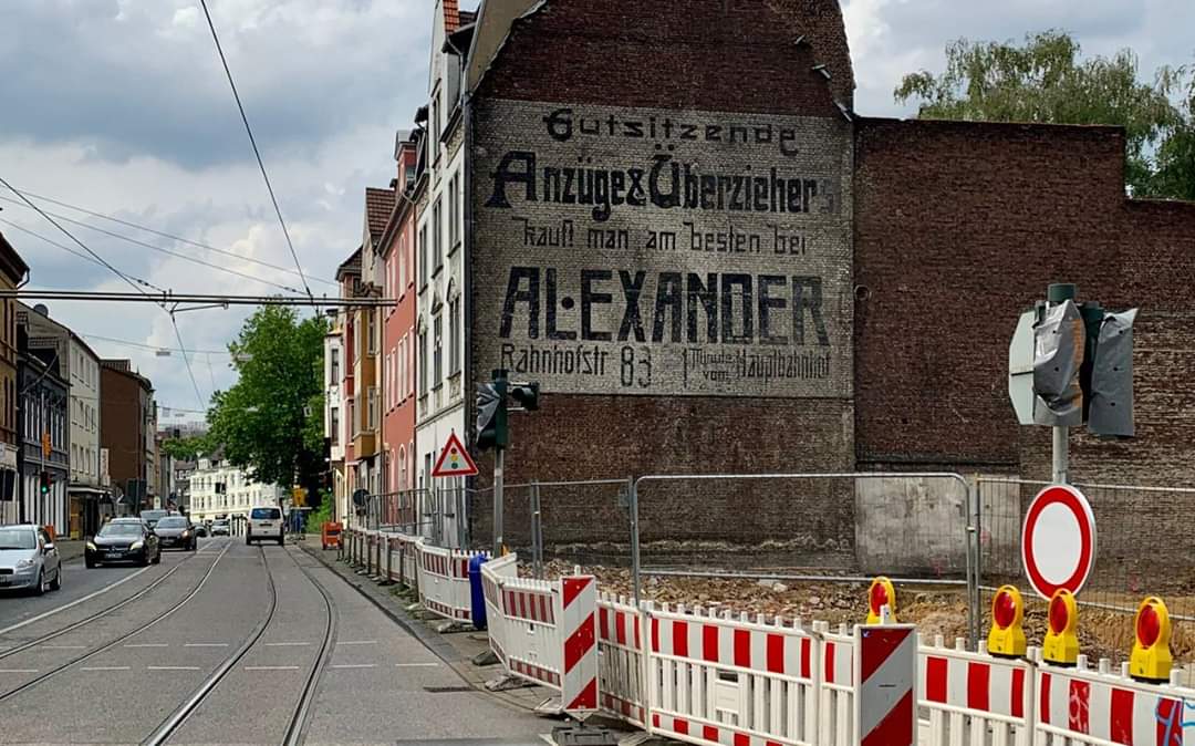 This 100 yo ad for a Jewish-owned clothing shop forced to close in '38 only recently came to light in Gelsenkirchen, Germany when the building next door was torn down. Debate raging how best to preserve it with construction plans already approved h/t Weiße Rose Gesellschaft