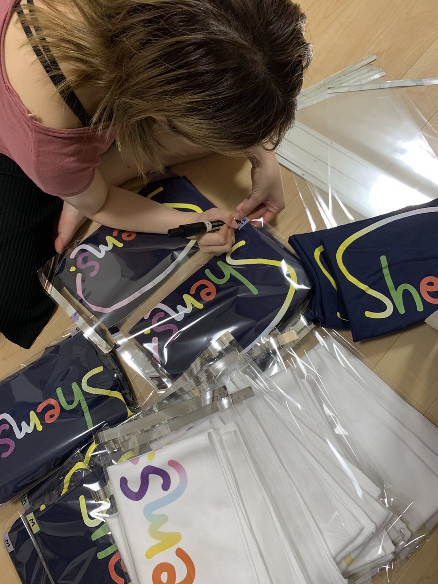 shems_unit's tweet photo. shems.オリジナルグッズ🎁
続々と皆さんに届いているみたいで嬉しいです😭💕ありがとうございます💜💚🧡

実はこちら、オフィスニートさんにご協力頂いて販売しておりますが、袋詰めまでは私たちが感謝の気持ちを込めてひとつひとつ手作業で準備させていただきました🥰
想いが伝わってたらいいなぁ💭 https://t.co/eJwat2GRka