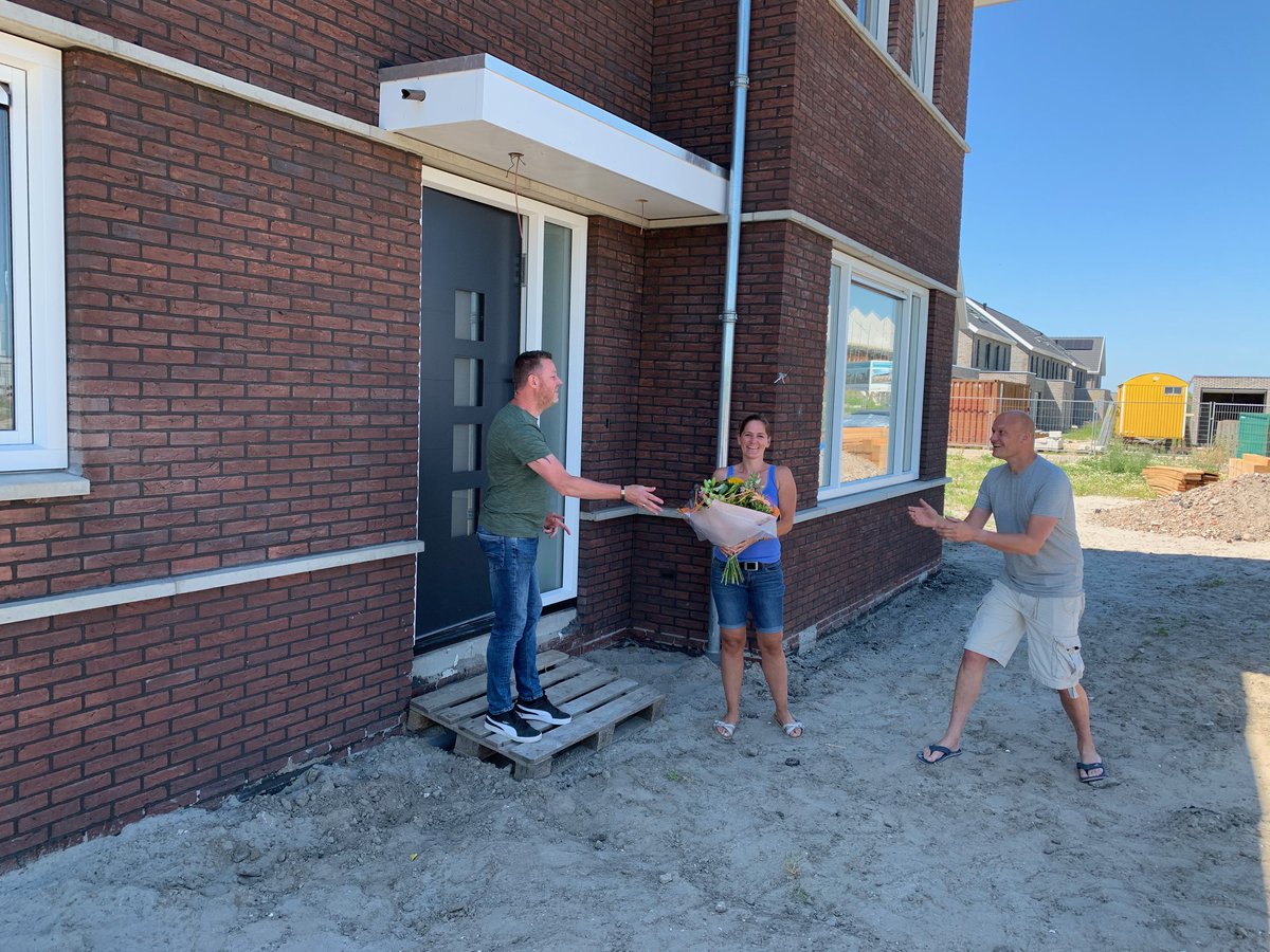 BouwRegeling's tweet photo. - OPLEVERING VRIJSTAANDE WONING -
Deze prachtige woning mochten wij bouwen in Zeewolde en gisteren heeft de oplevering met Vereniging Eigen Huis plaatsgevonden. We hebben de sleutel coronaproof aan de klant overgedragen. #Brummelhuis https://t.co/6AbsEvxauI