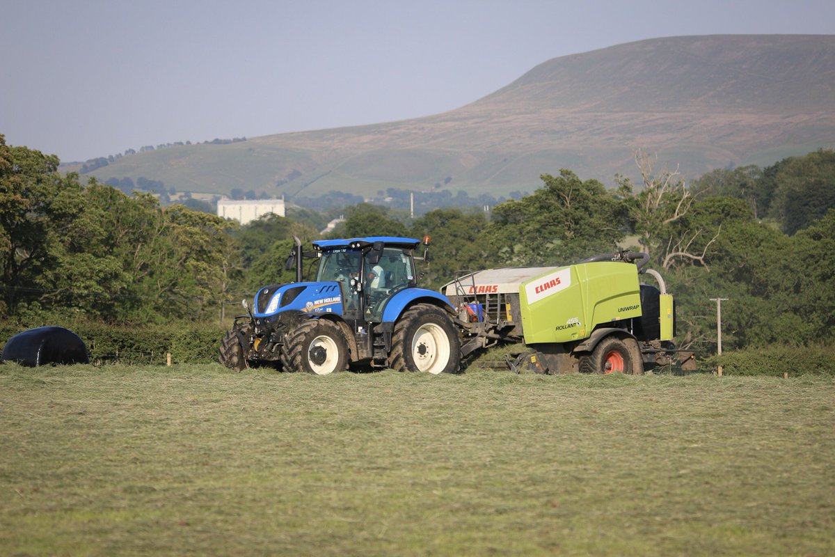 BeebeeBolton's tweet photo. Busy few days making the most of the sunshine. #BackBritishFarming #pendlehill #ribblevalley #farmlife #bigbaling https://t.co/yBH6LKqiRF