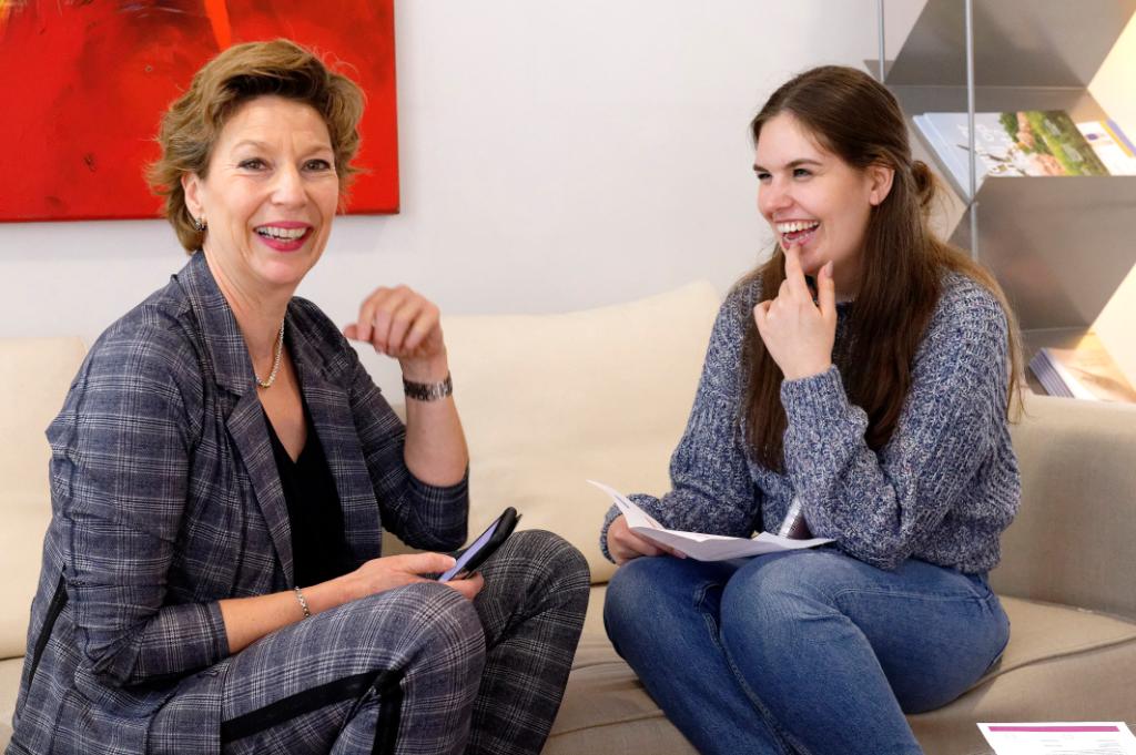 PfizerNL's tweet photo. Joyce is geboren met een #hersenbeschadiging en wordt nu vanuit het #mentorprogramma van Pfizer en Emma at Work begeleid door haar Pfizermentor Hendrien. Hoe bevalt het programma? Welke doelen worden bereikt? Je leest het hier: https://t.co/NwWGADjtHV https://t.co/LR16Wte62d