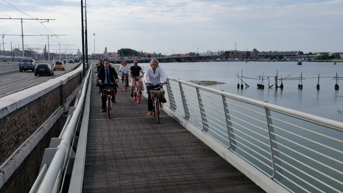 comunevenezia's tweet photo. 🔷 #PisteCiclabili #Mobilita 🔷

🚴‍ Sul ponte della Libertà aperto ufficialmente il tratto di pista ciclabile a sbalzo realizzata con finanziamento @ponmetro1420 

➡ L'inaugurazione oggi con gli assessori @BorasoRenato e @francescazac https://t.co/YF9cIdtUkM