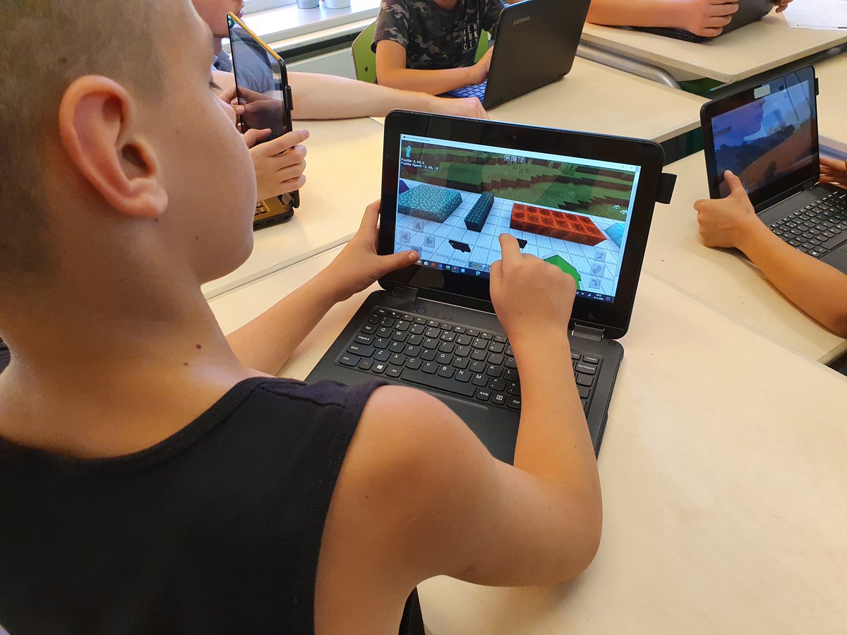 Training/Inspiratie on the job. Ik mocht een gave rekenles geven, ondersteund door Minecraft: Education Edition, bij basisschool de Korenbloem in Putten. Leerkracht en leerlingen leren samen. <a href="/MicrosoftEDU/">Microsoft Education</a> <a href="/PlayCraftLearn/">Minecraft Education</a>
