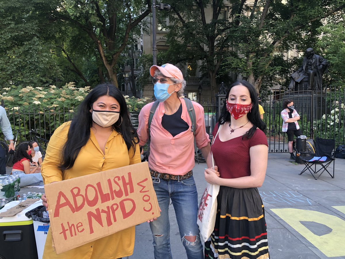 4. What is happening here is akin to the anarchy of Exarchia—a non-state centered form of horizontal politics expressed through mutual care, community and direct democracy. I had come to meet  @SherryTalksBack & loved meeting  @mollycrabapple &  @whitney_hu.