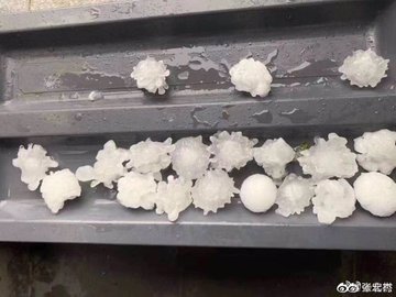 Cori_MetRA's tweet photo. INTERNACIONALES | #Granizo destructivo en #Beijing, China. Debido a su forma y tamaño, puede producir daños de todo tipo y ser potencialmente peligroso para la población. También hubo reportes de granizadas en España de diversos tamaños. https://t.co/mimyEJr0Ui