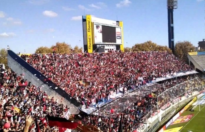 alemoreno_10's tweet photo. Felíz día a la hinchada más hermosa del mundo. La que rompió todos los récords y la del que todo el mundo habló. Siempre del lado correcto.
#DíaDelHinchaDeColón 🔴⚫ https://t.co/P7J1sIudt2