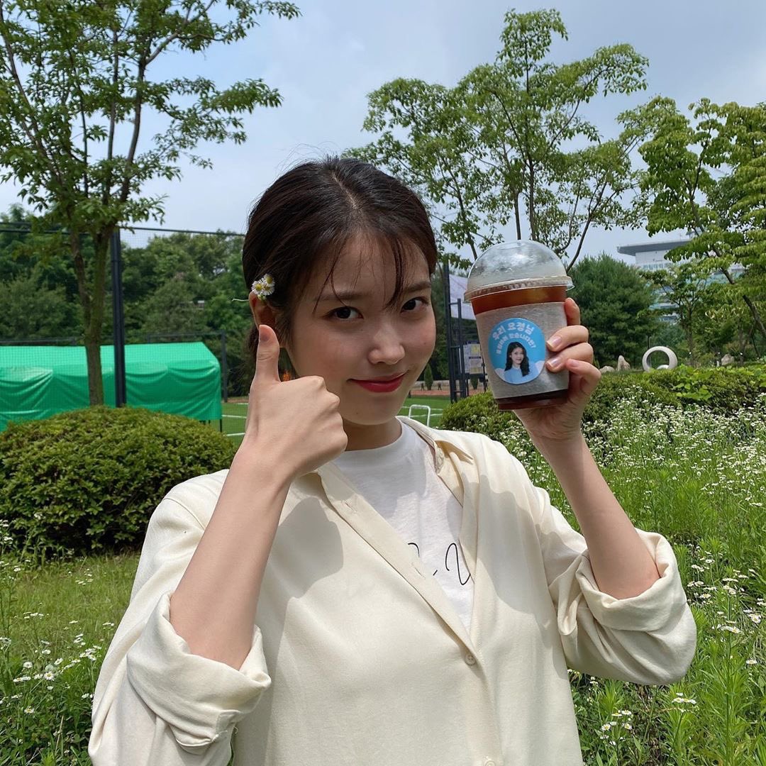 IUteamstarcandy's tweet photo. [IUstagram] 200626 “Thank you Samdasoo!!!! ♥︎🥴♥︎ @/samdasoostory 💦 #DREAM”

*Jeju Samdasoo sends a coffee truck to the set of movie ‘DREAM’ to support their brand model, IU

(1/2) https://t.co/azfHxFafvK https://t.co/halmpLRffi