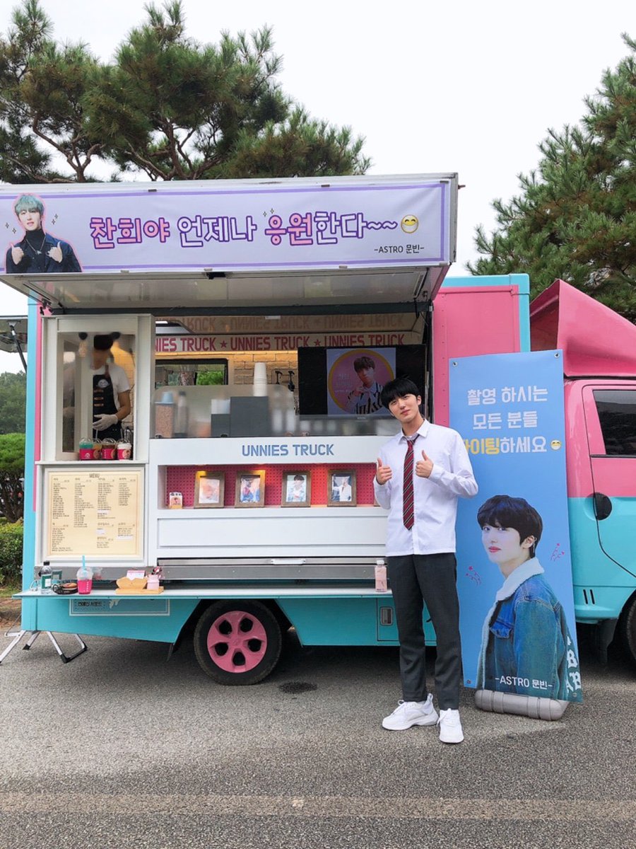 Moonbin sent a coffee truck for Chani at the “White Day” filming set 