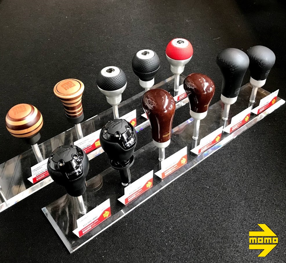 Momo Japan Official インテリア のアクセントとなる シフトノブ 現在 レアーズビルショーウィンドーに全種類を展示中 ディテールを確認したいモデルがございましたら お知らせください 見やすい場所に配置変更可能です Momoシフトノブ ラウンド