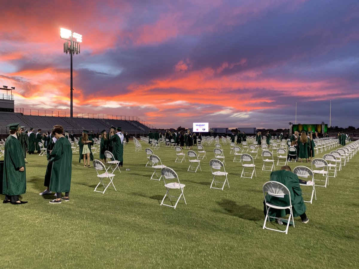 MrJCoronadoHS's tweet image. It’s a beautiful night for a once in a lifetime graduation ceremony. Congrats Class of 2020!! 🐻🎓