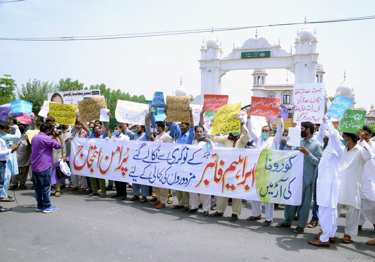 HDurrany's tweet photo. ابراہیم فابیر فیصل آباد مزدوروں کو نوکری سے نکال دیا اور سب کام غیر قانونی طور پر کررہا ہے حکومت فوری نوٹس لے
#JusticeforLabourOfIbrahimGroup 
#ibrahimgroup 
@GOPunjabPK  @UsmanAKBuzdar @ShireenMazari1 @OfficialDGISPR @SHABAZGIL @UsmanAKBuzdar  @ImranKhanPTI https://t.co/oGJDQrk8e3