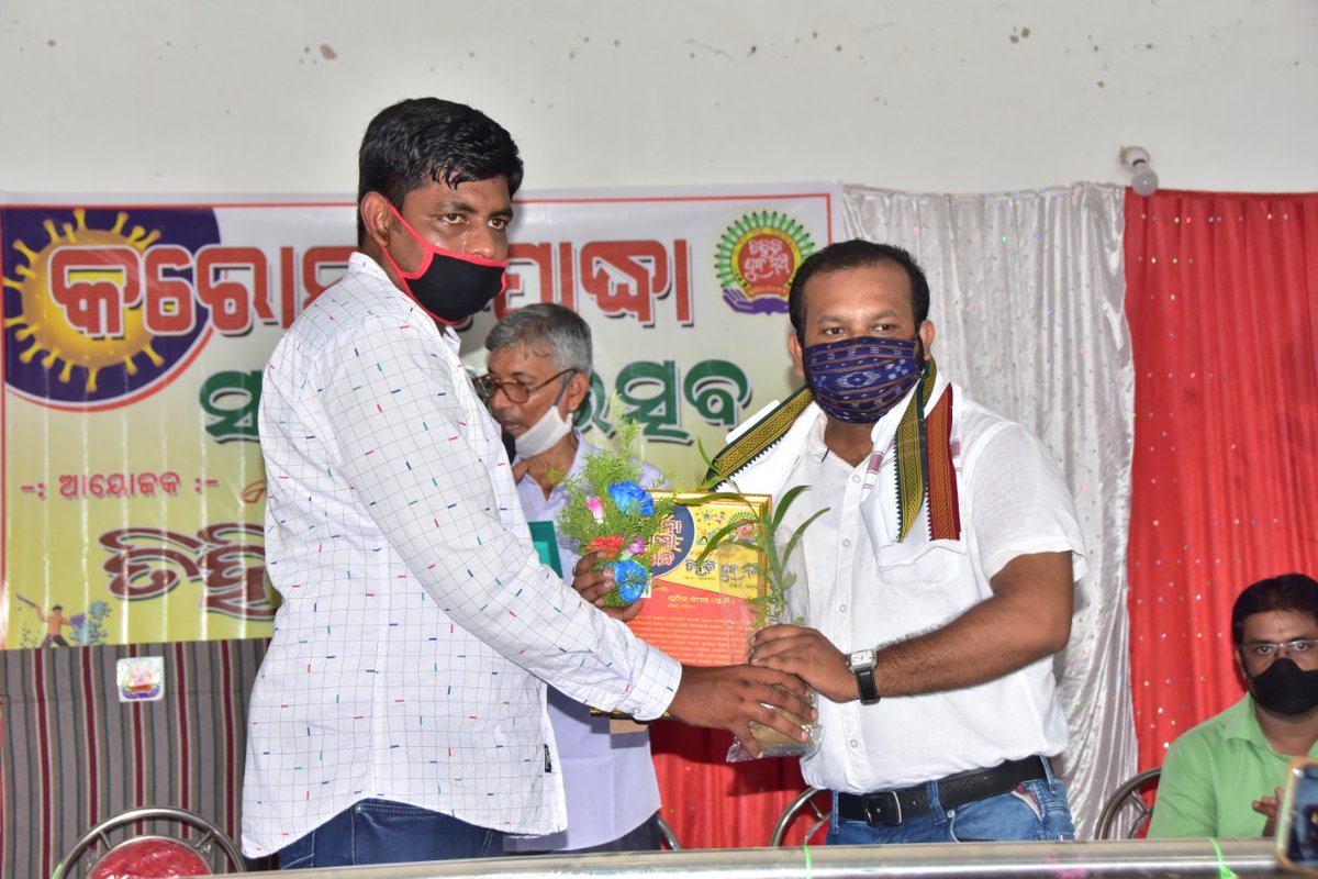 ChinmayaBhadrak's tweet photo. Our #Unique_Drops family faliciated by @TihidiJ as #Corona_Warrior, proud of receiving it on behalf of our family &amp; happy sharing this with everyone, this will motivate us in future days. Need the blessings of elders always. 🙏
@AtulNay53235011 @AnubhavMohanty_ @SanjaySanjuC3 https://t.co/Oly3qDsO1v
