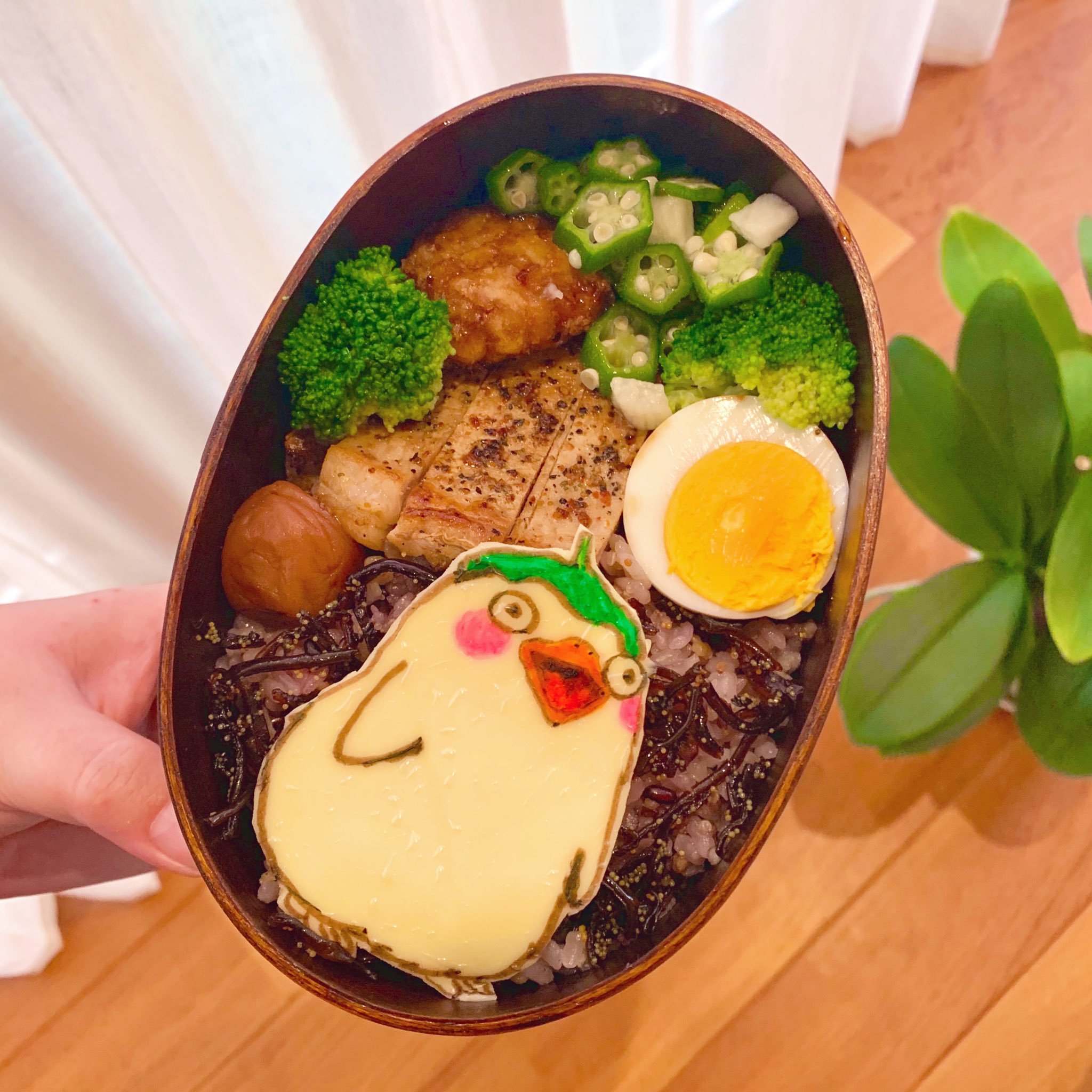 Yuki ᴗ ｼﾞﾌﾞﾘ写真部 さ お昼 豚ロースの黒瀬スパイス んまー ༥ ŧ ŧ オオトリ様 なんか 酔っ払いになった 笑 湯屋でのぼせた感じ ᴗ 雑なお弁当 お弁当の記録 ジブリ オオトリ様 黒瀬スパイス 漆わっぱ