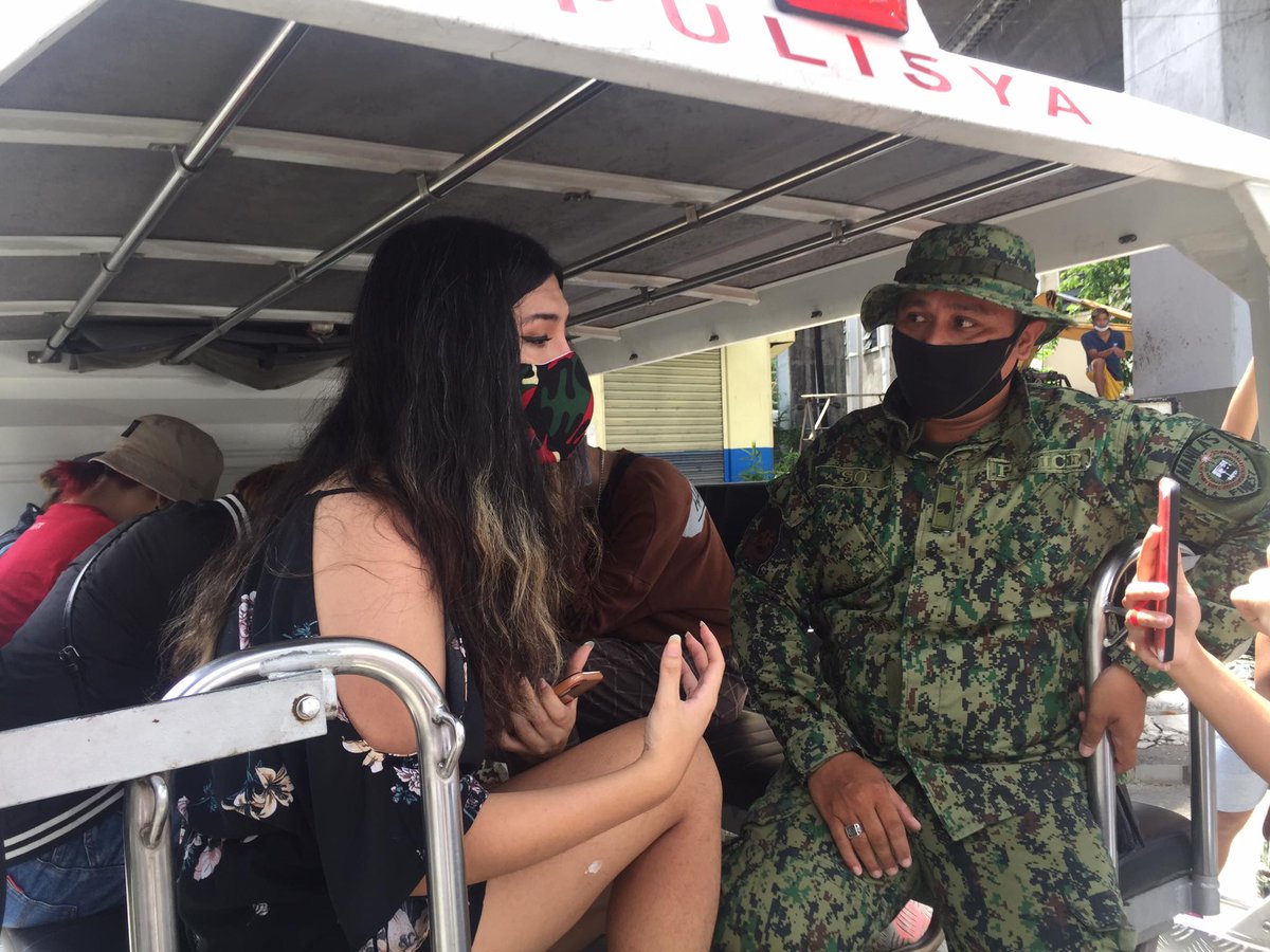 artistangbayan's tweet photo. We condemn the arrests and dispersal of the #PrideProtest March to Mendiola.
Army personnel and police, disregarding public health protocols, arrested activists exercising freedom of expression and physical distancing in a peaceful protest vs tyranny and discrimination. https://t.co/JnvIARaFsV