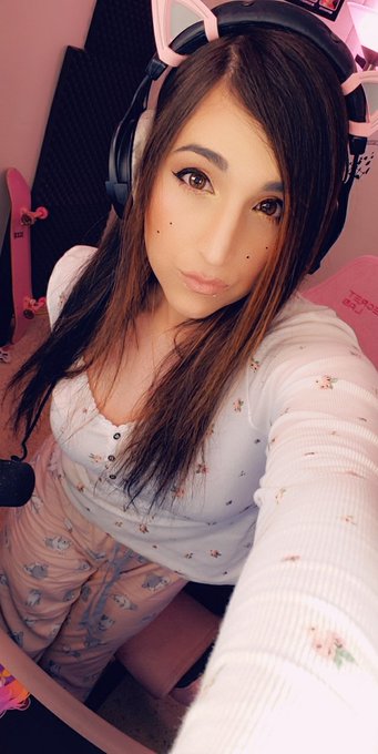Come have a sleepover with me on strim https://t.co/HwRuXWYpZn<a href="/tag/thighland"class="tags"><span>#thighland</span></a>