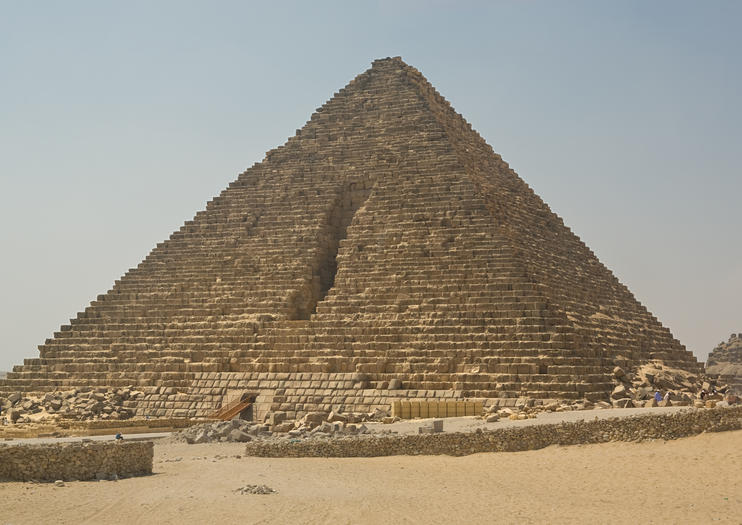 Stonemasons, sappers, cavalry, infantry were all summoned – using levers and pushing stones from above and pulling stones with fastened ropes and ties from below and hardly moving a stone or two per day for 8 months. One can still see the damage to the face of the pyramid today.