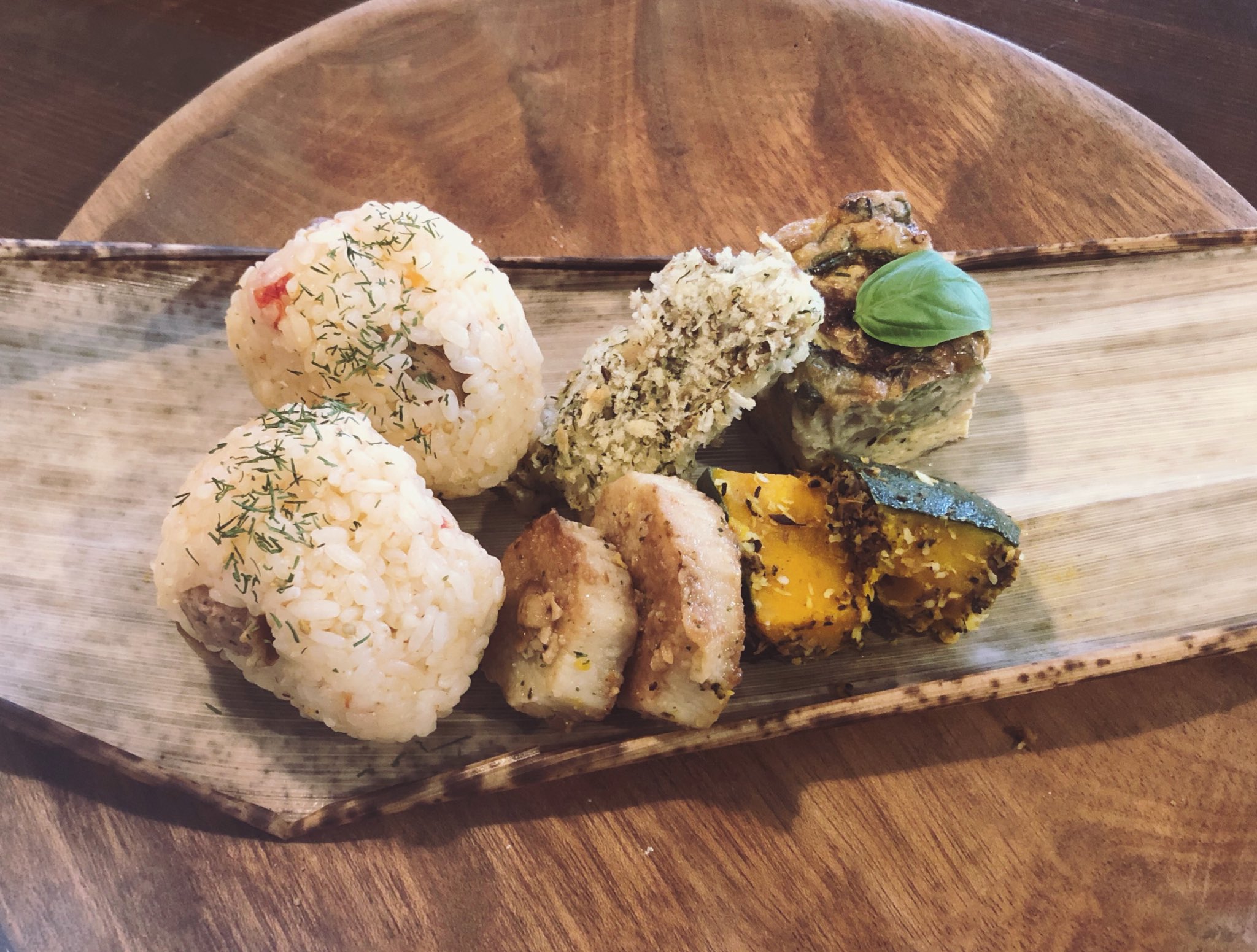 午睡舎 6 26 本日の献立 気まぐれお弁当 トマトとハーブソーセージの炊き込みおにぎり 鱈の香草パン粉焼き ズッキーニのバジルオムレツ 長芋のガーリック焼き 南瓜のポイヤル 南インド風スパイス焼き 山椒とドライフィグのブラウニー 全粒粉の