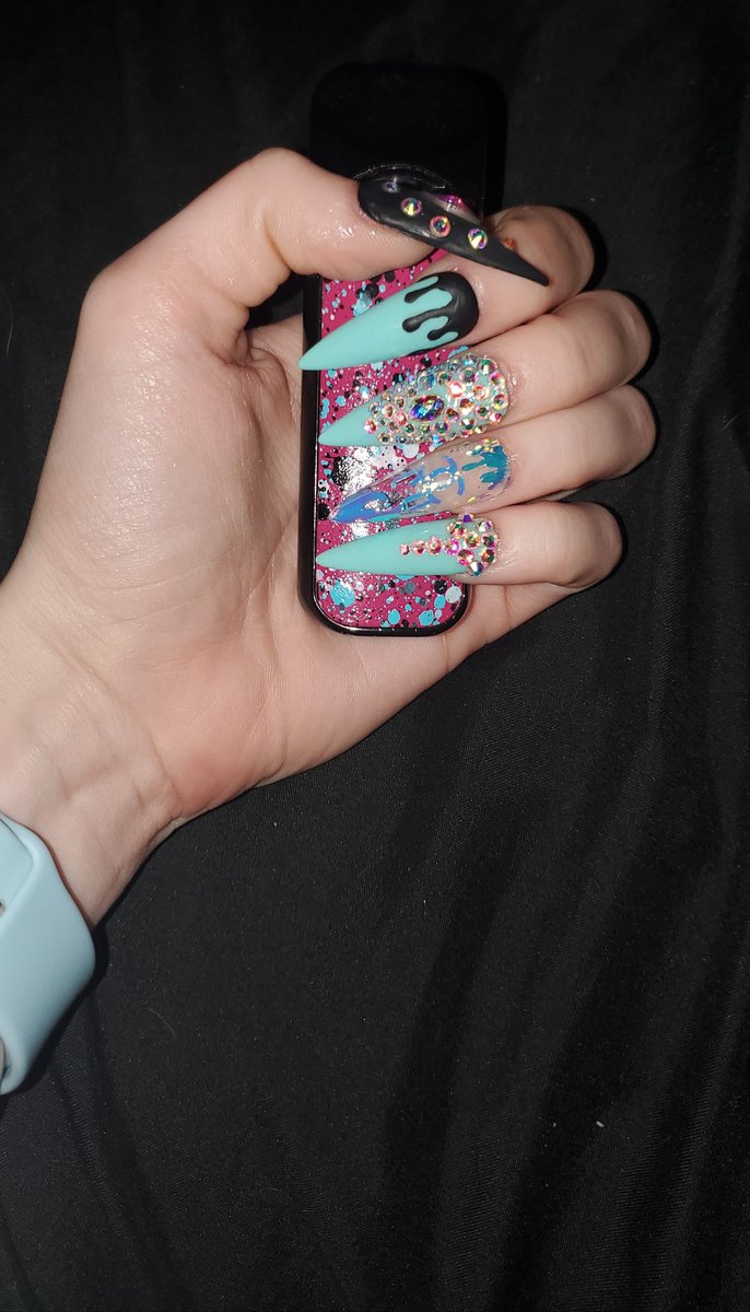 BlueInsanity252's tweet photo. Beautiful set! Im in love!! 💙💙Check out @bearbeauty19, @nails_rory for a gorgeous, custom set!! 
♡
♡
♡
♡
♡
#ilovemynails #nailsbyrory #beautifulnails #pressons #pressonnails #bluenails #bejewlednails #stelletonails #customnails #supportgoodartist #supportsmallbusiness https://t.co/R3CyLjuExL