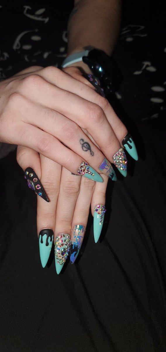 BlueInsanity252's tweet photo. Beautiful set! Im in love!! 💙💙Check out @bearbeauty19, @nails_rory for a gorgeous, custom set!! 
♡
♡
♡
♡
♡
#ilovemynails #nailsbyrory #beautifulnails #pressons #pressonnails #bluenails #bejewlednails #stelletonails #customnails #supportgoodartist #supportsmallbusiness https://t.co/R3CyLjuExL