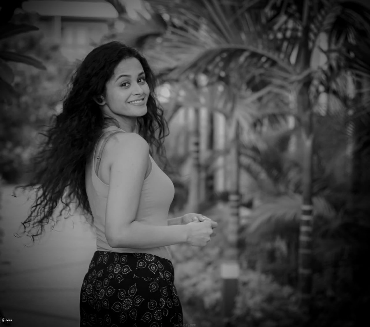 deeptidevi's tweet photo. What lies behind you and what lies in front of you, pales in comparison to what lies inside of you.
#thoughtoftheday #deeptidevioriginal #indianactor #bollywoodactress #artist #longcurls
📸 @kshots_rkp 
Managed by @nachiketkhasnis https://t.co/JRbNIEReTt