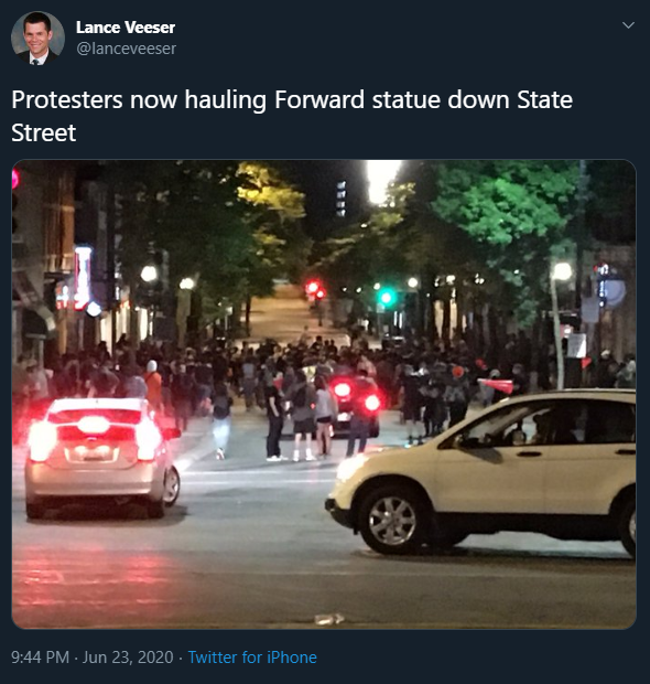 Prior to Tim Carpenter's beating, there was rioters on State Street at around 11:44 PM (9:44 PM). We know it's not east of the Capitol Hill building because that's King Street. We also know this building was damaged earlier.