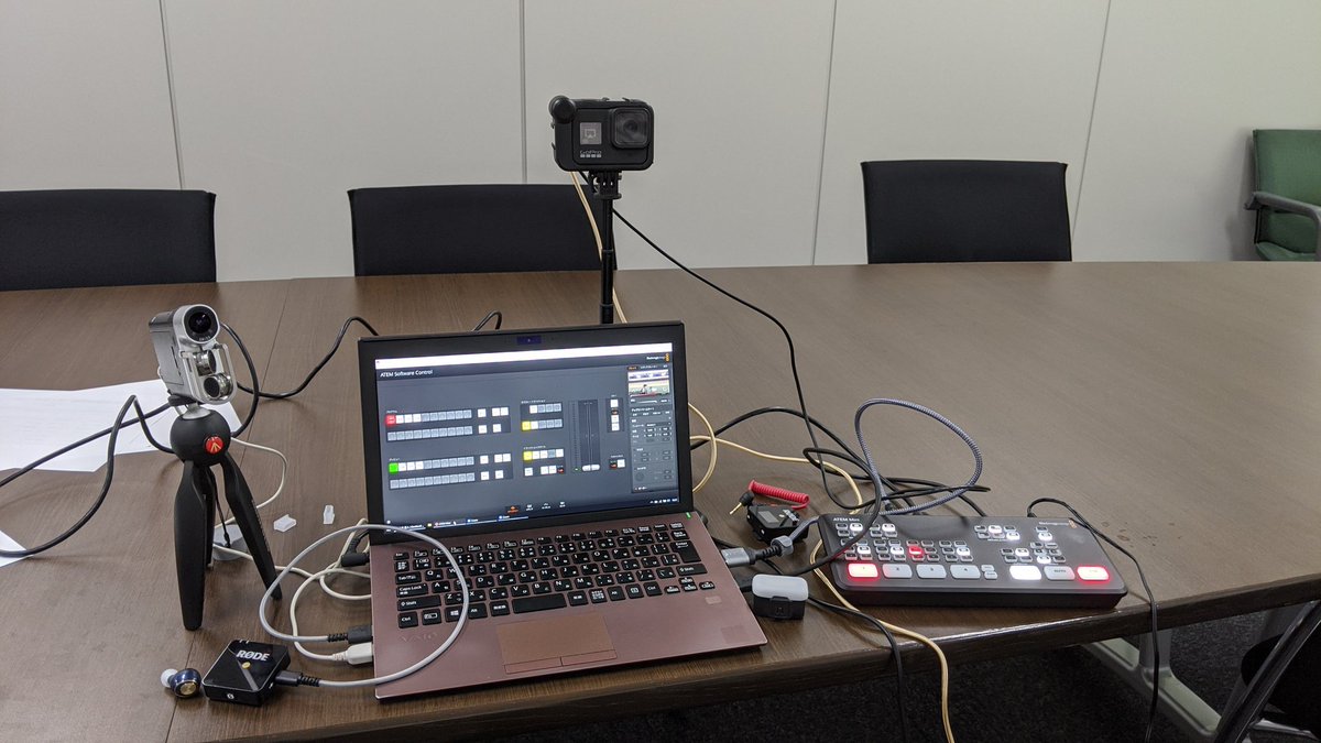 naotoyz's tweet image. オンライン研修のセットです。

配信機材をできるだけシンプルにそろえました。

#Gopro hero8
#AtemMini
#RODEwirelessgo
#HDRMV1

ソフトは
#Zoom
です。
やはり1番安定して、使いやすいですね。

#オンライン研修