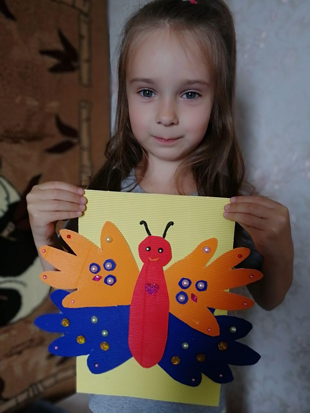 Бабочка из ладошек