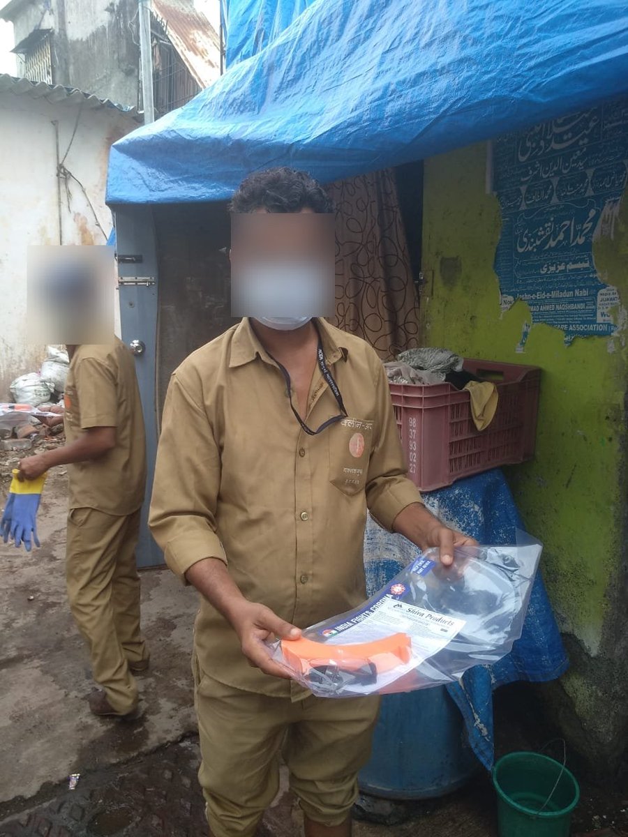 sssso_mah_goa's tweet photo. Aum Sri Sai Ram
With blessings of #SriSathyaSai, today 26.06.2020 #SSSSOMMR_Youth_Wing #SaiYouthWorli has offered Seva of 100 #facesheilds to #FrontLineHeroes #CoronaWarriors at #worli.
#SSSSOIndia #SSSYM @worlisaifamily #FightAgainstCOVID19 https://t.co/qRzfvPua9q