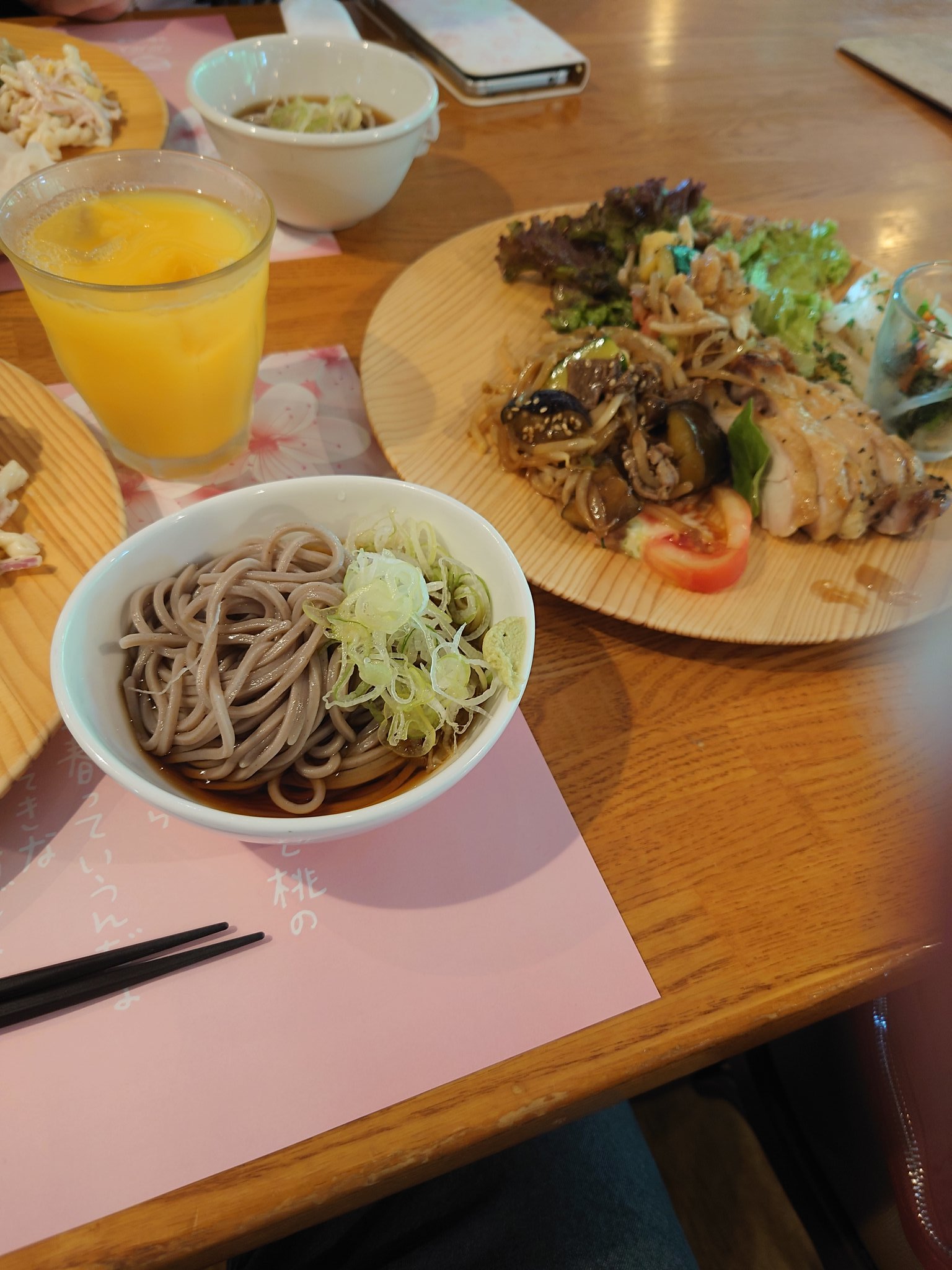 Bittersweet 販売担当 Shibu ハンドメイドアクセサリー 雑貨 本日は午前中 プライベートの用事があり有給を頂きました お昼は作家と 三春ハーブ話ガーデン内にある ガーデンレストランサララで昼食 盛り付けはバイキングなので 三春ハーブ花