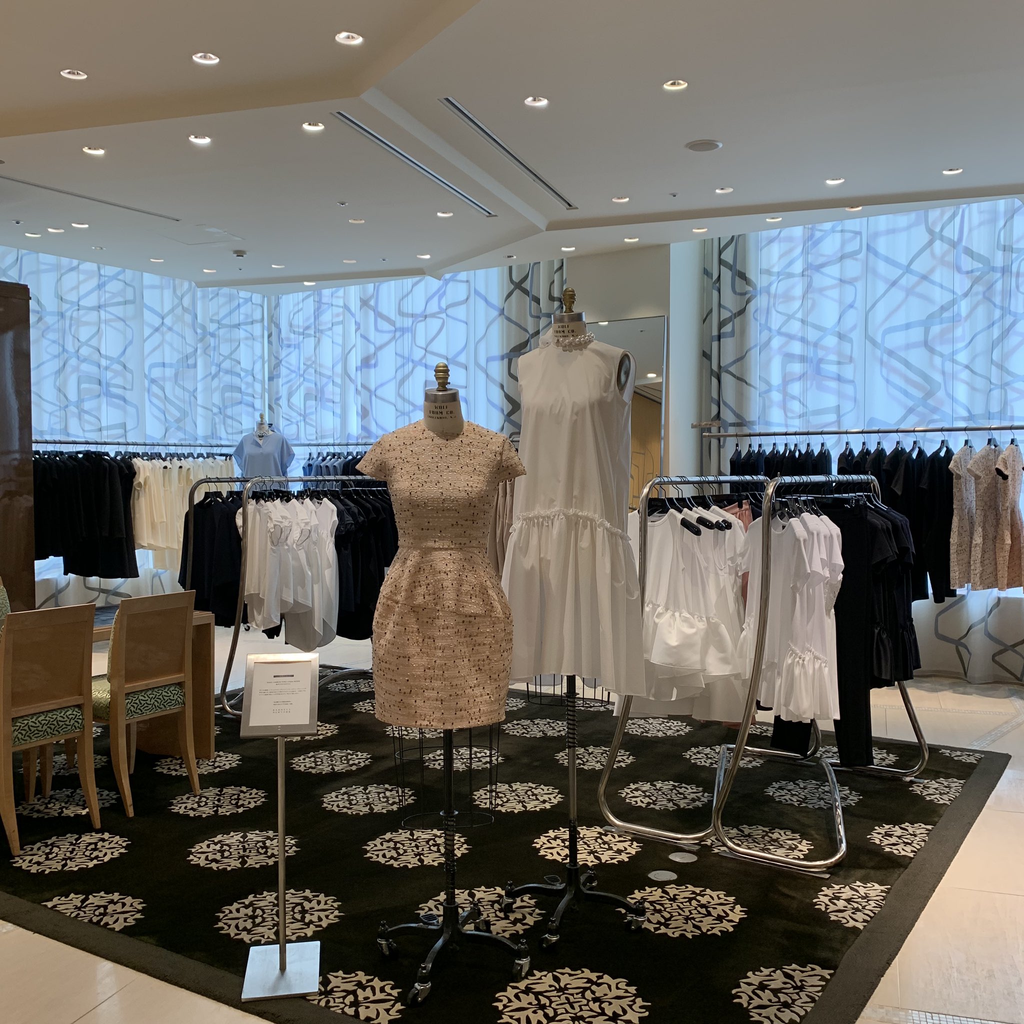 BARNEYS NEW YORK - ヨーコチャンのブラウス SUMMER 2021 YOKO CHAN CAPSULE COLLECTION | BARNEYS NEW YORK