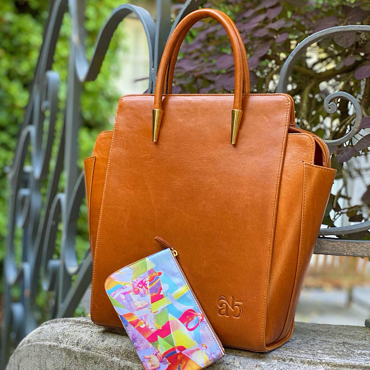 arts2be's tweet photo. 📣New for this summer 🎉 an arts2be handbag in leather with an art clutch as gift. Our first offer : the Cathrine handbag and its art’s gift 🛍️ 👜🎀
#MadeInBelgium 
#LuxuryFashion #Maroquinerie #LeatherWork #RealLeather #HandMade   #HandBags  #JacheteBelge #IkKoopBelgisch ⠀ https://t.co/ZH6QfuSIGY