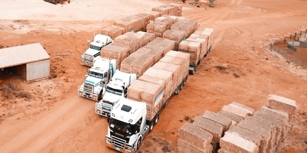 Gotta love a good drone shot, especially when it's of road trains packed full of fodder! 
#supportingaussiefarmers #haydelivery #viewfromabove #buyabale #ruralaid