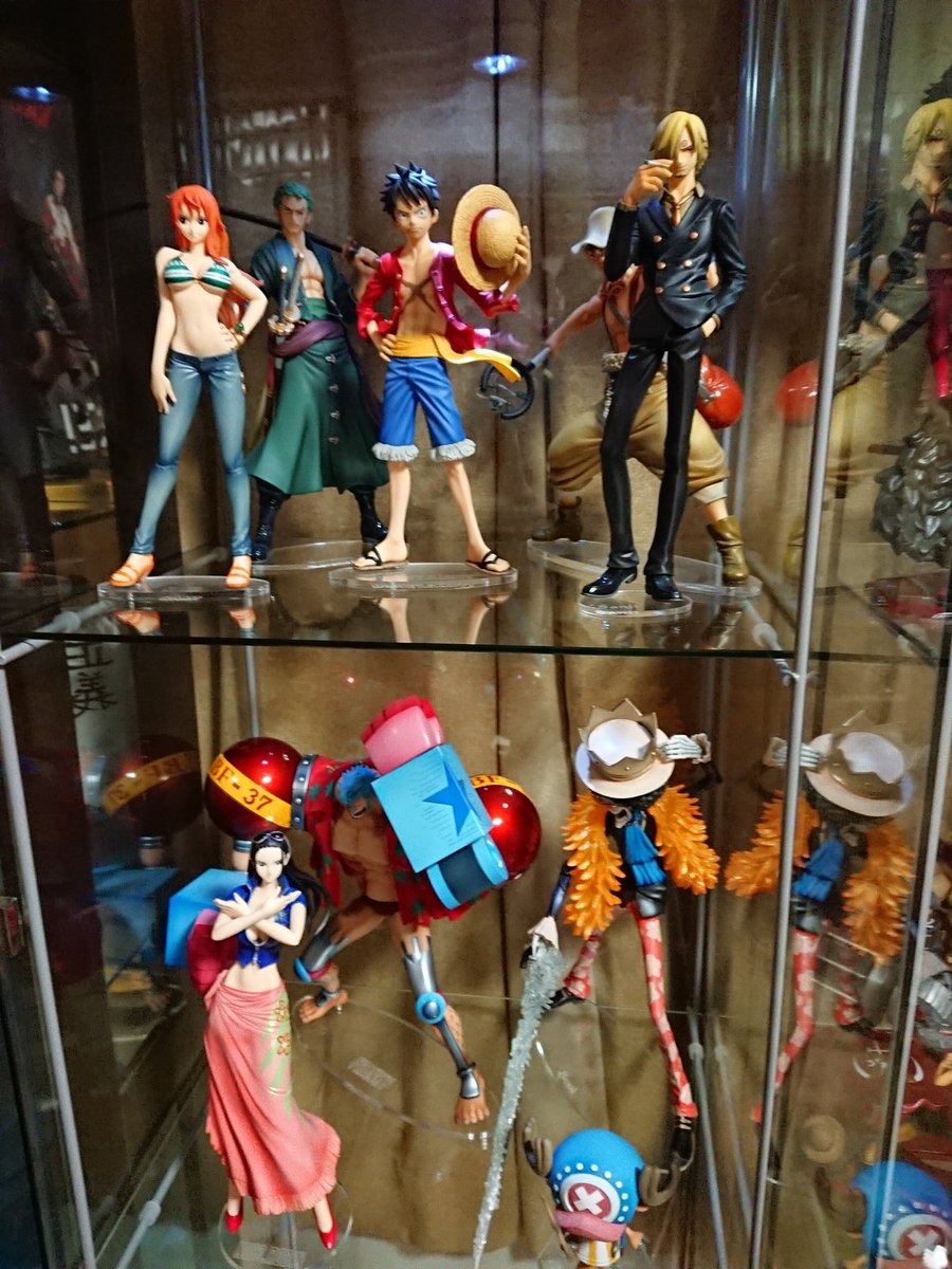 ヒロ31 ちょっと前のデトルフに仮組した時の一味です 今は後ろの列をアクリルで底上げして段差を付けてチョッパーとニコ ロビンを上段に配置して空いたところにzeroのジンベエを入れています Popのジンベエは別のコーナーに２体います T Co