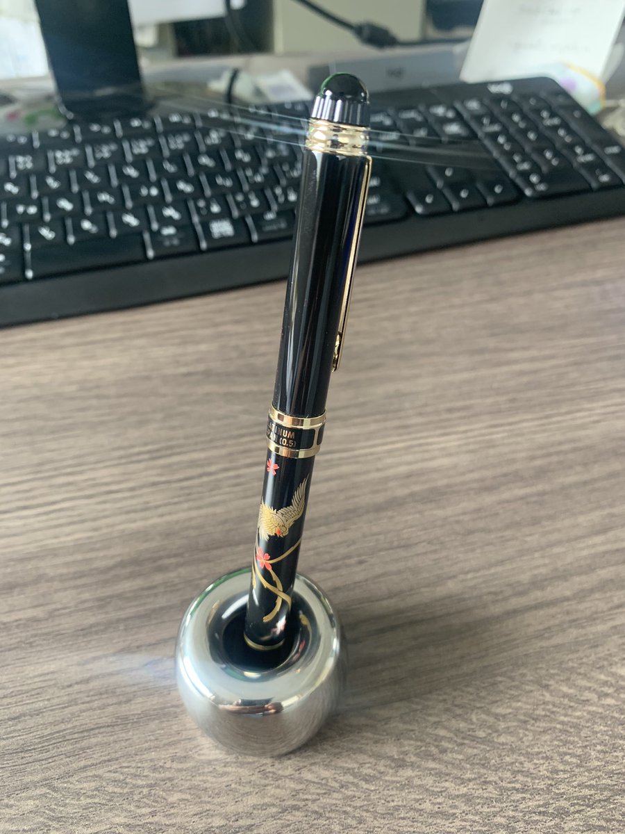 broccoliceo's tweet photo. 友達の結婚と新居祝いに作ったペンスタンド
SUS304で作ったので結構な重量感。
ほんとは歯ブラシスタンドと思って作ったんだけど
重すぎたので誤って洗面台落としたら、
洗面台が割れそうなのでペンスタンドになりました！

喜んでくれるといいな☀️

＃金曜日は金属の日 https://t.co/vYgSWMX46j