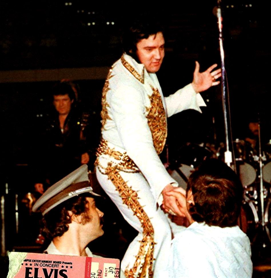 UnDíaComoHoy Elvis Presley ofrece su último concierto (1977). "El Rey" dio su último recital en el Marquet Square Arena de Indianápolis (EE UU). La canción que cerró ese concierto fue: "Can't Help