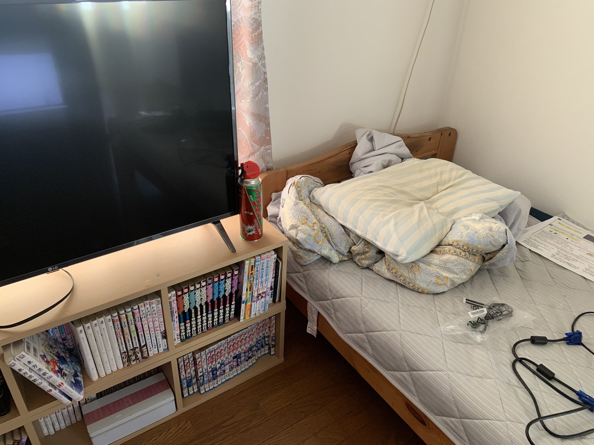 さすらい 今回の部屋のレイアウト変更によって枕元に殺虫剤を置けるように これで夏の夜の蚊畜生も撃退できるってな寸法よォッ T Co 0kohsqhpvz Twitter