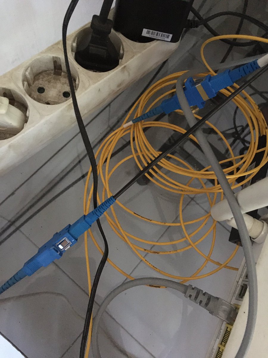 RTEKID's tweet photo. kemaren tiba tiba ada petugas telkom pasang ‘splitter’ di modem saya, apa ini berarti internet saya ‘dibagi’ dengan pelanggan lain ? @TelkomCare https://t.co/YjW3vjBlBf