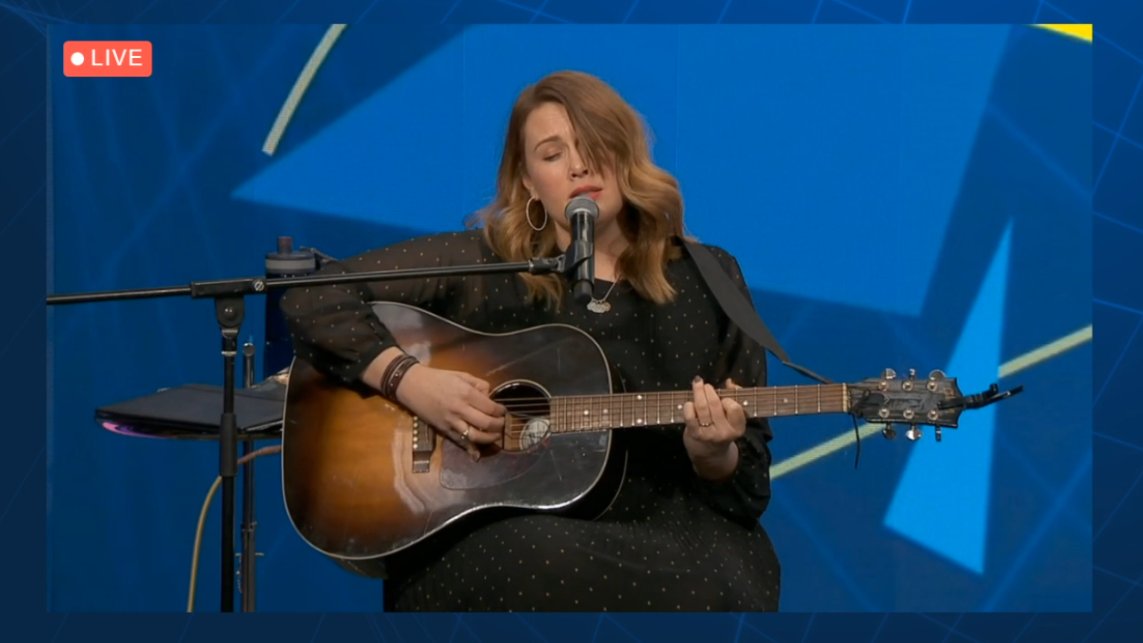 unimelbmdsc's tweet photo. Thank you @ClareBowditch for sharing your stories and songs with the 1400 of us in the afternoon keynote of #MDSCx #Day4 
"What do you do when there’s nothing to do? When there’s no cure? What you can do is this - take care of yourself so you can show up for your patients." https://t.co/s7iOxSAb9H
