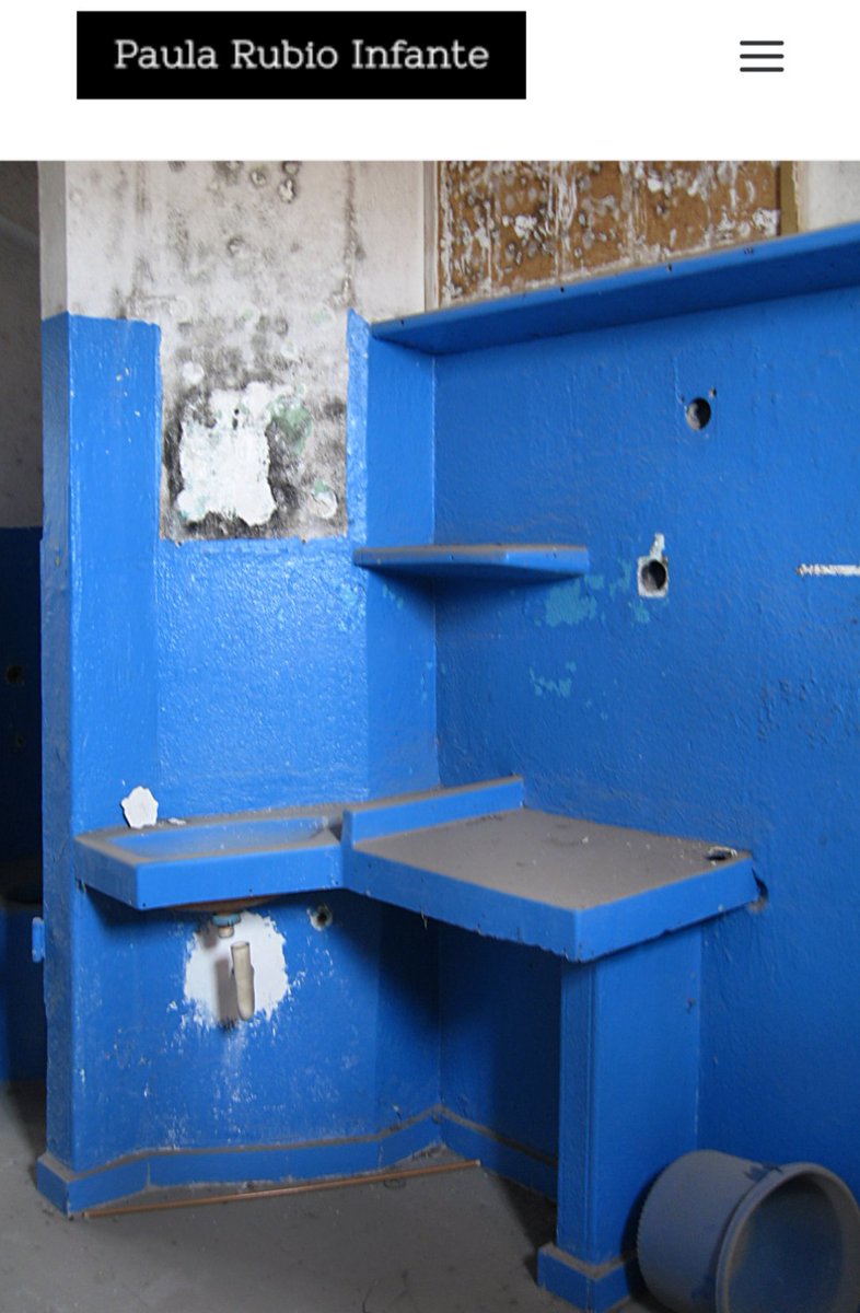 Fotografía de una de las celdas de la #carceldecarabanchel en 1998.Obra del proyecto "Esto es un agujero" beneficiario de una Ayuda a la Creación a las Artes Visuales de la Comunidad de Madrid 2019 #transicionespañola #carabanchel #fotografia #carcelazul