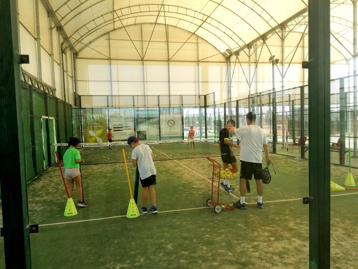 protoures's tweet image. Un día más con nuestro Stage de padel, el verano acaba de empezar y ya estamos compartiendi grandes jornadas de padel, amig@s y piscinita.

Nos vemos en el club! 

#protourescueladepadel 
#clubdeteniselche
#stagepadel
#elchedeporte
#veranodivertido