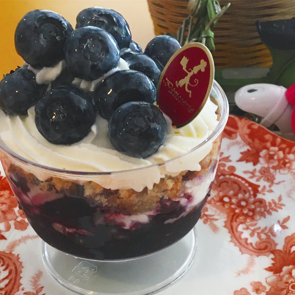 パティスリー みつ葉とはーと パティスリーみつ葉とはーと 無農薬栽培 ブルーベリーパフェ 小川farm さんの採れたて安心安全ブルーベリーを盛り沢山と 中には 種子島きび糖 を使用しコンフィチュールにしたブルーベリーもたっぷり 北海道産