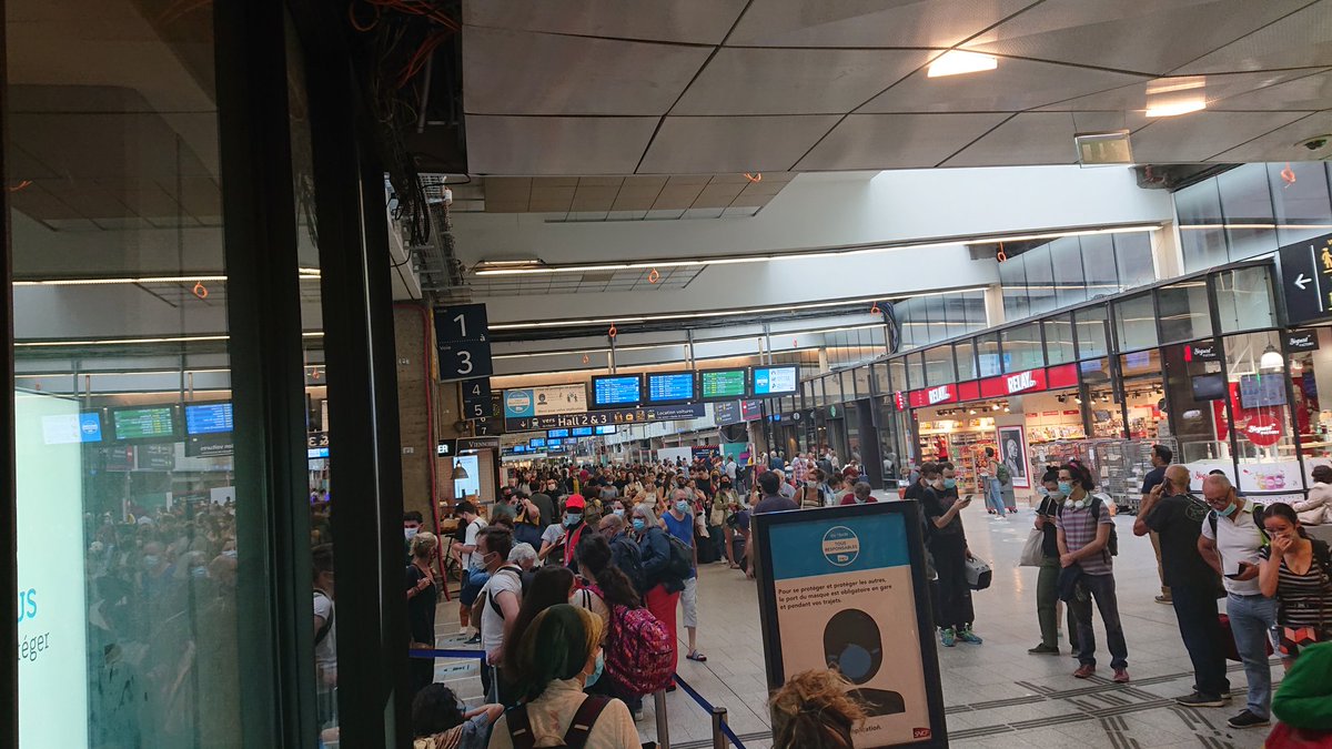 jm_spaceobjects's tweet image. Coucou @SNCF et @ouisncf je crois que quelques personnes aimeraient bien savoir quoi faire maintenant qu'on a migré à Montparnasse